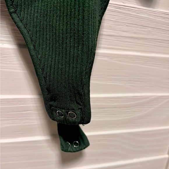 Good American Virgo Long Sleeve Rib Thong Bodysuit in Pine Green 👚 - Picture 5 of 7